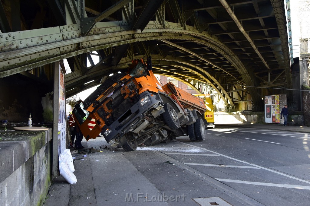 LKW blieb unter Bruecke haengen Koeln Deutz Deutz Muelheimerstr P052.JPG - Miklos Laubert